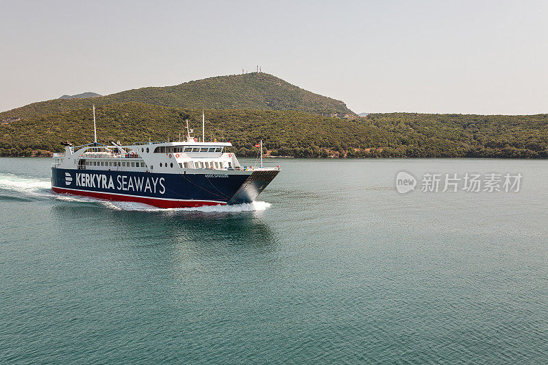 Agios Spiridon号渡轮驶离希腊海岸
